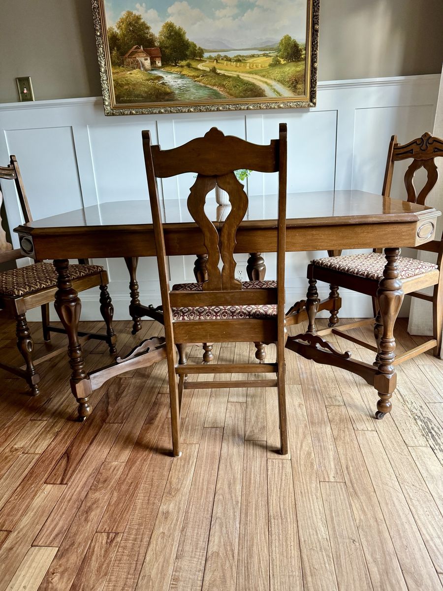 Vintage Solid Wood Jacobean Expandable Dining Table & 5 Chairs