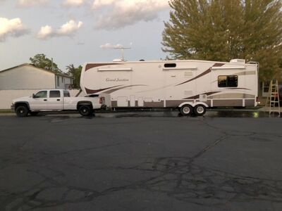 2008 Grand junction 34QRE Fifth Wheel