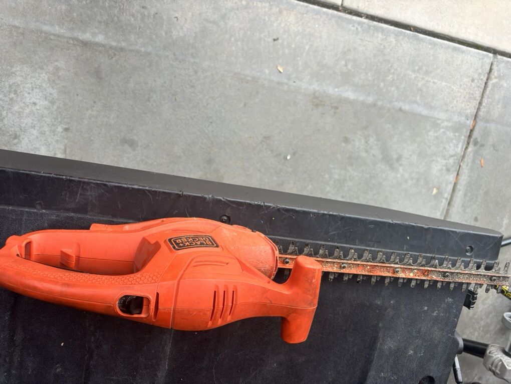 Black & Decker Tr 117 Hedge Trimmer