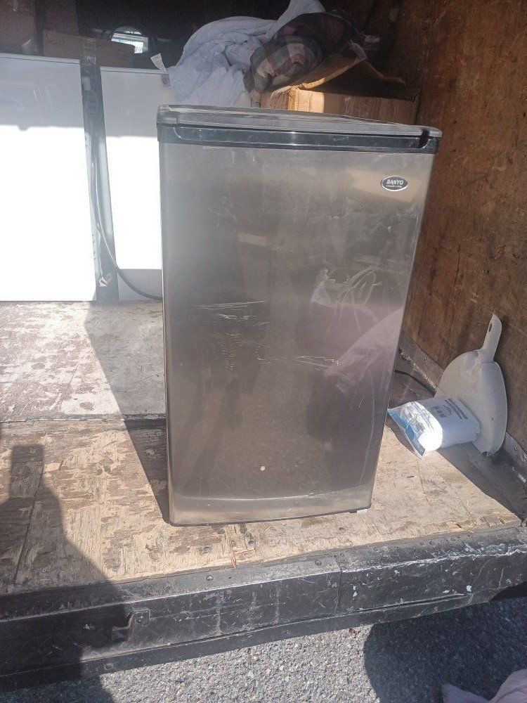 sanyo mini fridge