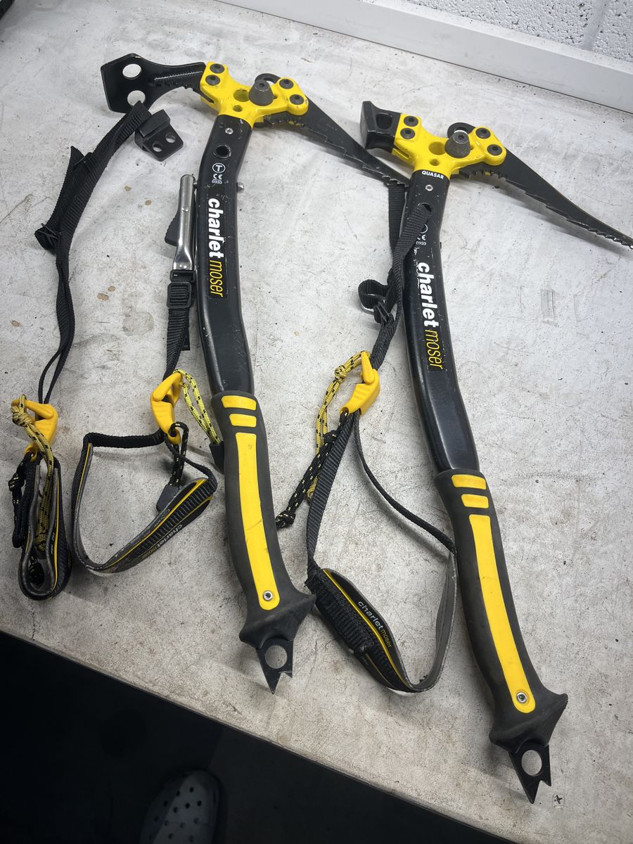Charlet Moser Quasar Ice Climbing axes - pair - Excellent condition - Quick release leash, sharp blades