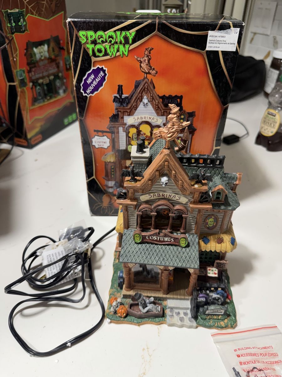 Lemax Spooky Town Sabrina's Costume Shop Halloween Village Building with Box