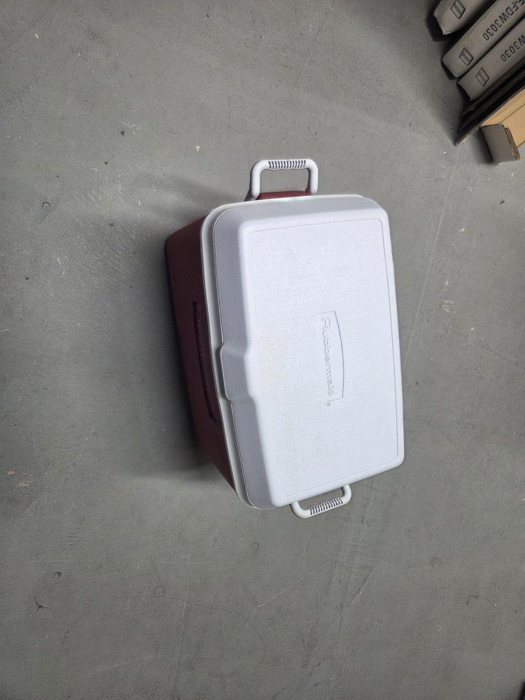 Rubbermaid Small Personal Ice Chest Cooler, White/Maroon, 10-Quart Capacity, Portable