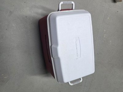 Rubbermaid Small Personal Ice Chest Cooler, White/Maroon, 10-Quart Capacity, Portable