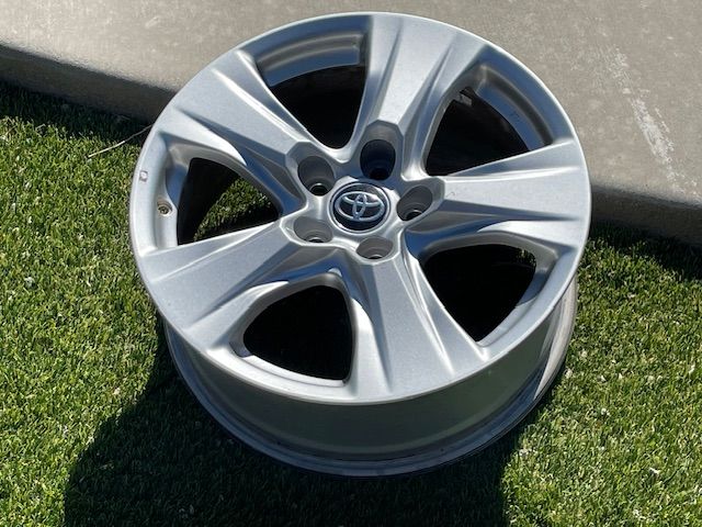 Single Toyota rav4 17” factory alloy wheel silver 5 lugI’m
