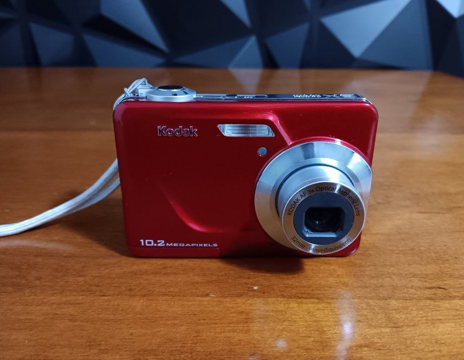 Red KODAK EASY SHARE Digital Camera 10.2 MEGAPIXELS C180, with SD Card 2GB. & Batteries AA. Tested. Excellent Conditions!