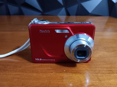 Red KODAK EASY SHARE Digital Camera 10.2 MEGAPIXELS C180, with SD Card 2GB. & Batteries AA. Tested. Excellent Conditions!