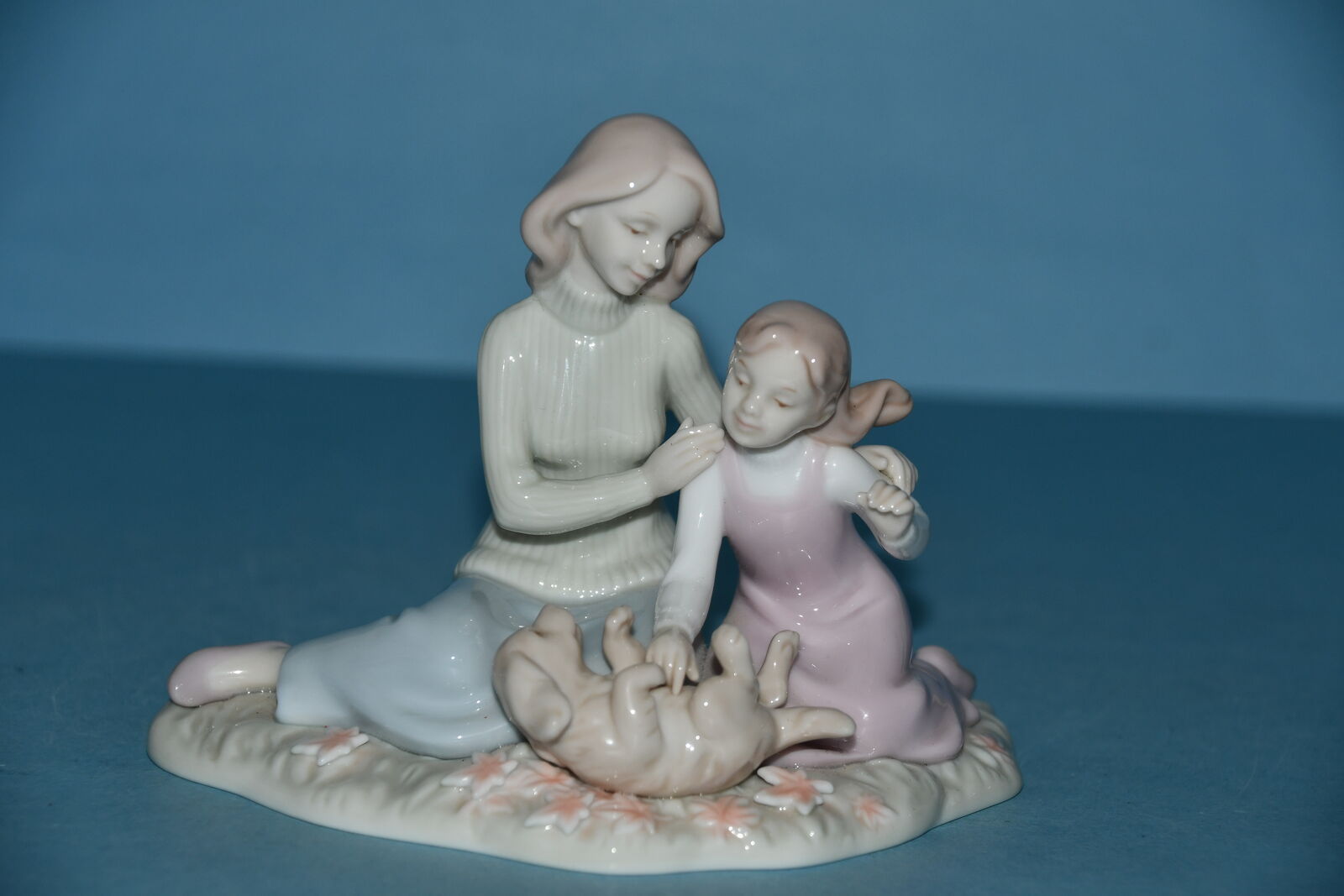 VINTAGE 2003 LA VALENCIA COLLECTION FIGURINE ~ MOTHER, DAUGHTER & PUPPY ~ 4.5" x 4" x 6" ~ NO CHIPS!