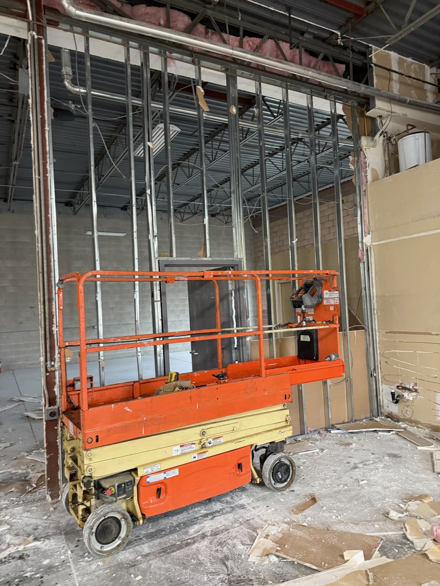 SCISSOR LIFT 19FT - 26FT - 32FT.     RENTAL.    GENIE - JLG - JCB