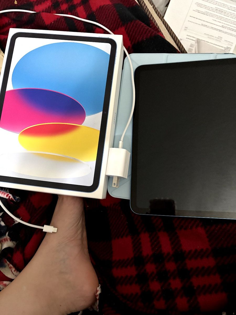ipad a16 11" screen blue wifi only 13 cycle count apple care till 3/2027