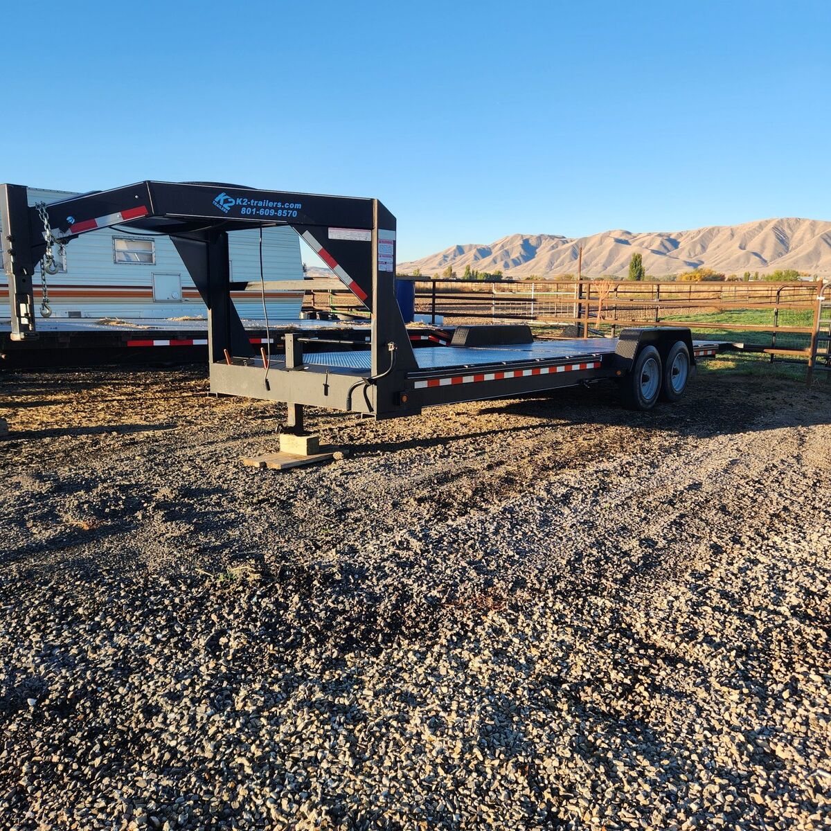 17K gooseneck tilt deck trailer 26'