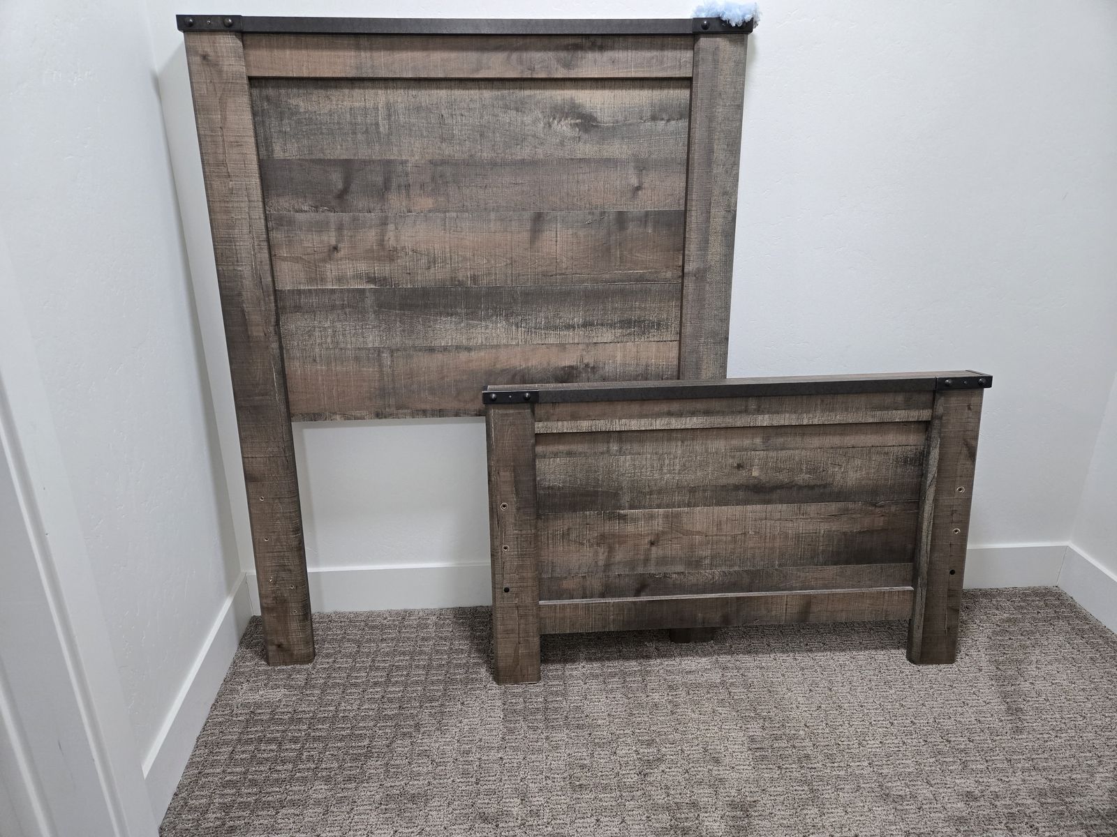 Great condition! Rustic Twin Bedroom Set!