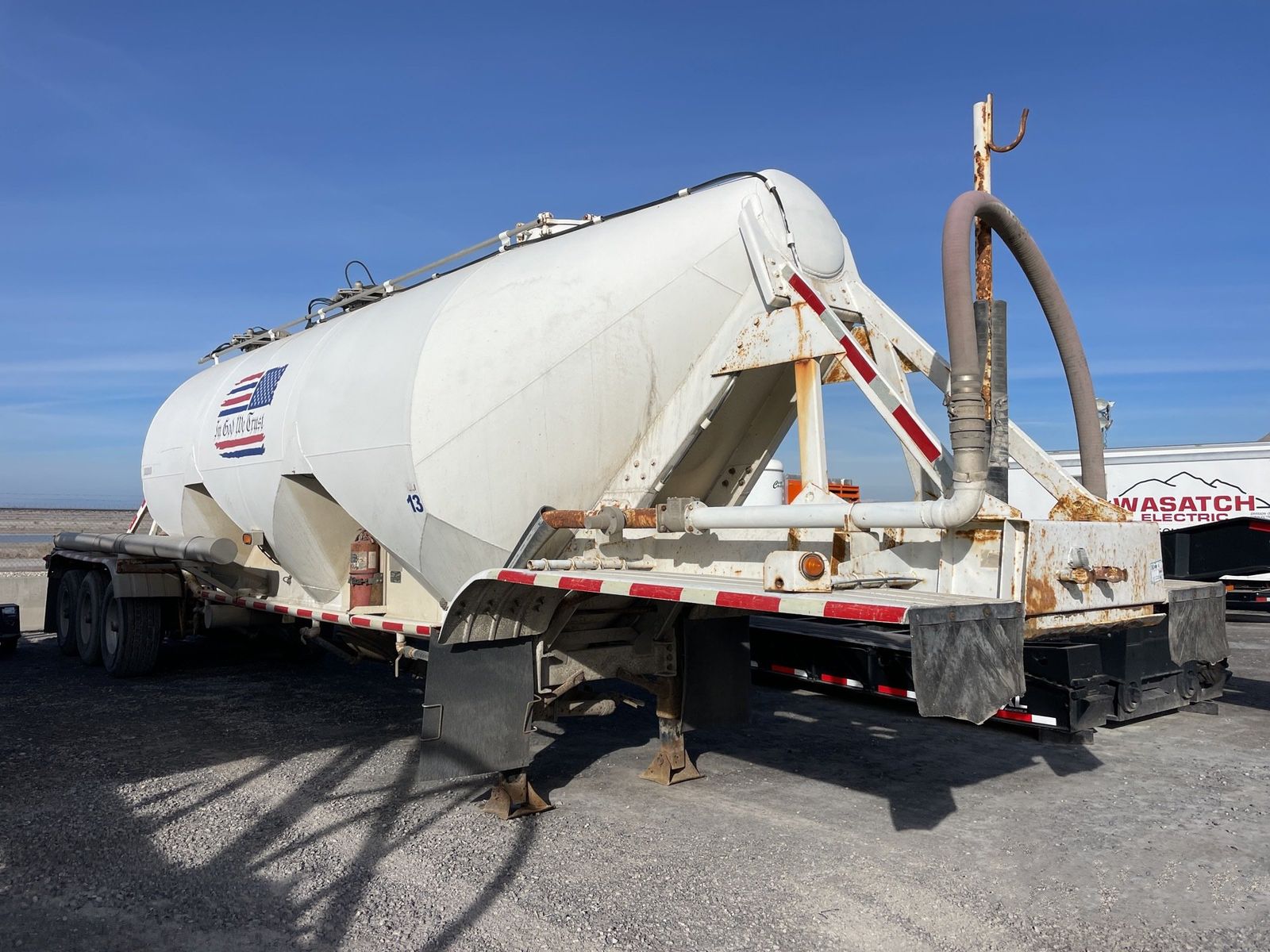 1978 Fruehauf 985 Cu Ft Tri-Axle Pneumatic Bulk Trailer # 4673
