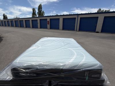 QUEEN ¡NEW! TEMPUR-PEDIC PROADAPT (medium) HYBRID MATTRESS