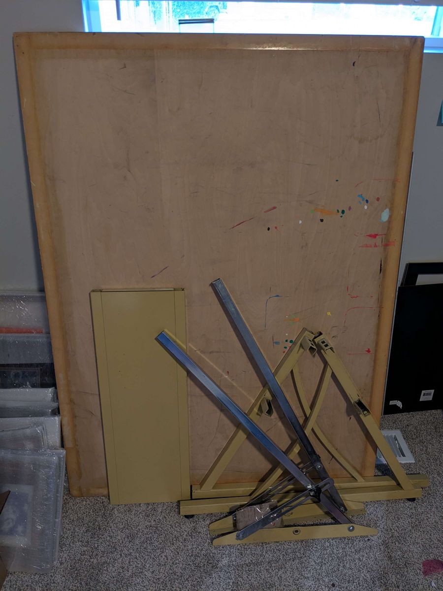 Sturdy drafting table