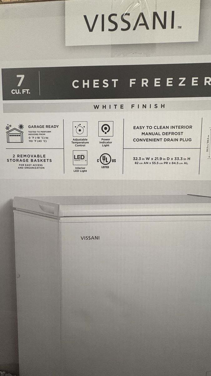 Visaani 7.0 cu. ft BRAND NEW Manual Defrost Chest Freezer with LED light in white garage ready
