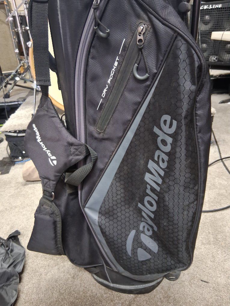TaylorMade Golf Bag Tilt Back- Black/Grey, Stand Bag with Dry Pocket  Nice!