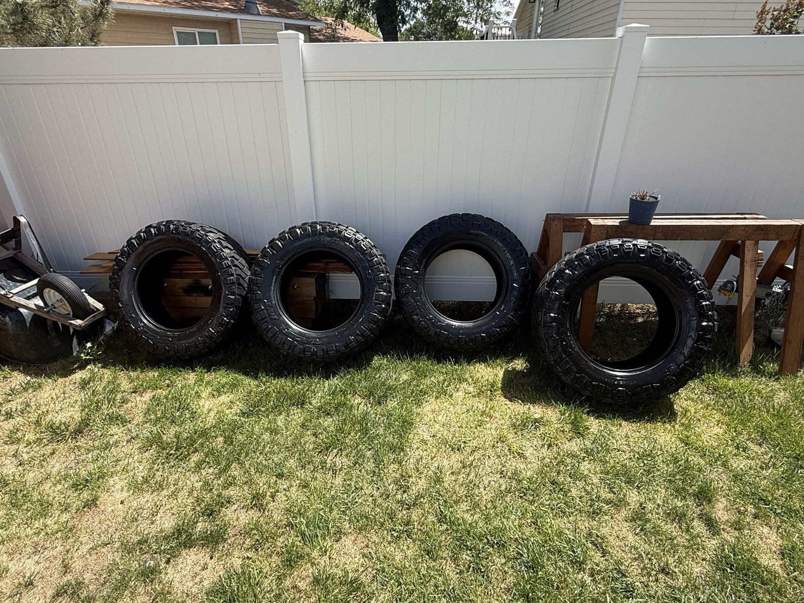 37x12.50x20 MAXXIS RAZR 4 USED MUD TIRES