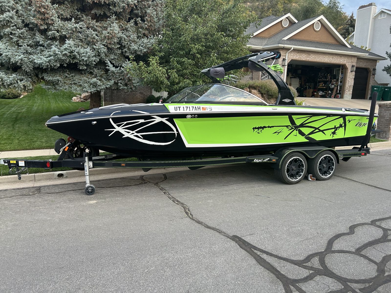 2013 Tige RZ 4 24' Surf Boat