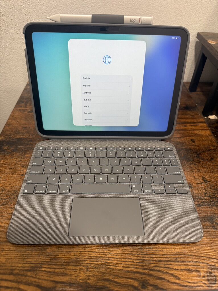 iPad A16 128gb With Lohitech Combo Touch Keyboard