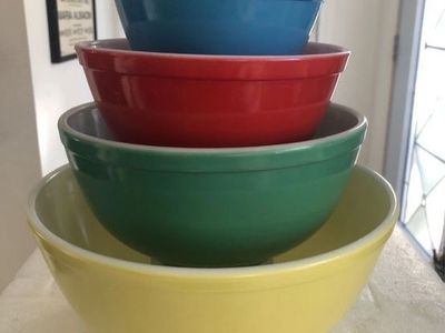 Vintage Pyrex Primary Colors Nesting Mixing Bowls Set of 4 Yellow Green Red Blue Kitchenware