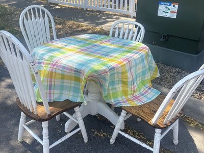 Vintage White Wood Pedestal Dining Table with 4 Windsor Chairs - Shabby Chic Style