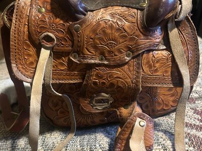 Saddle purse