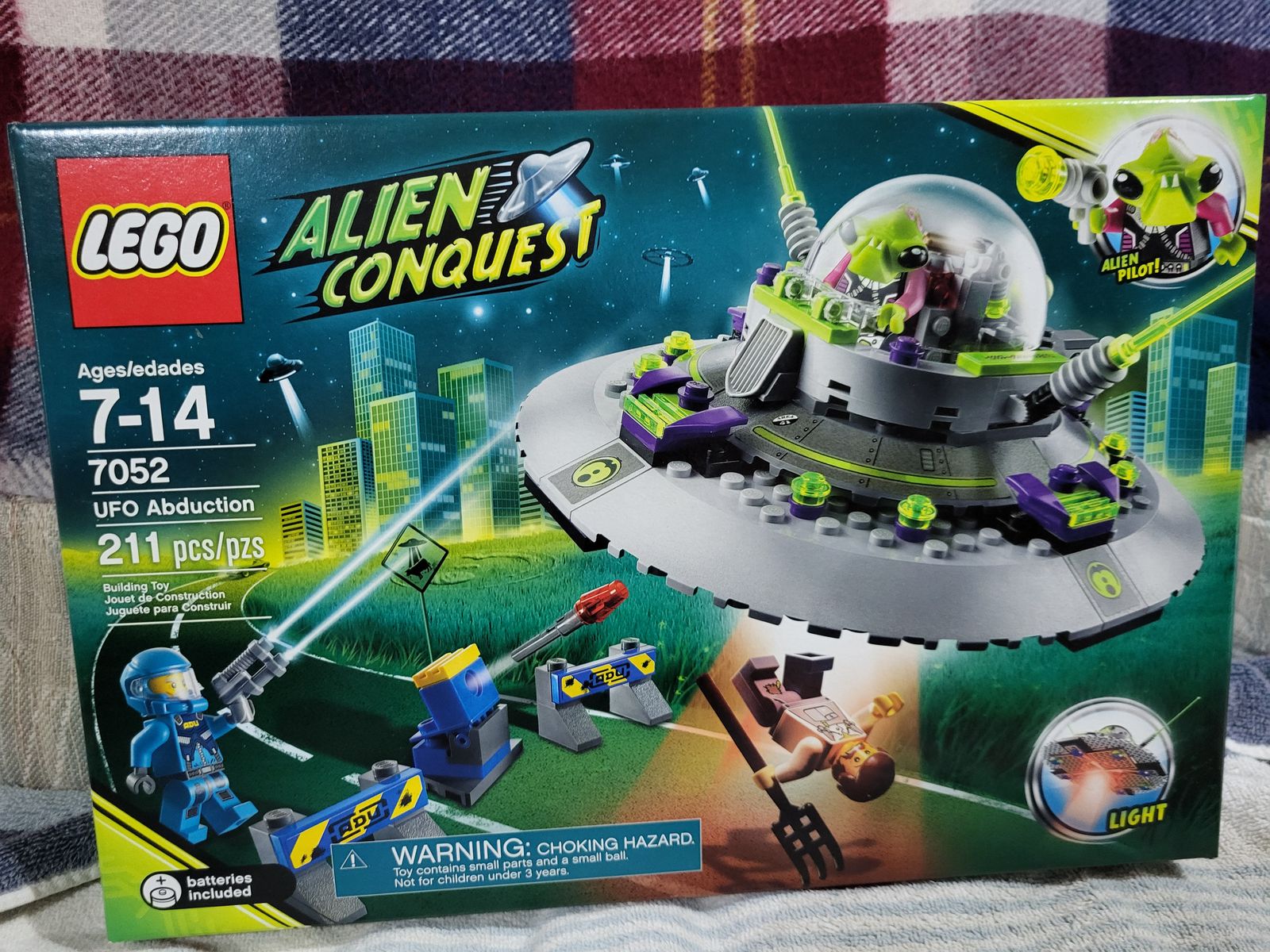 LEGO ALIEN CONQUEST  UFO ABDUCTION   2011 ISSUE