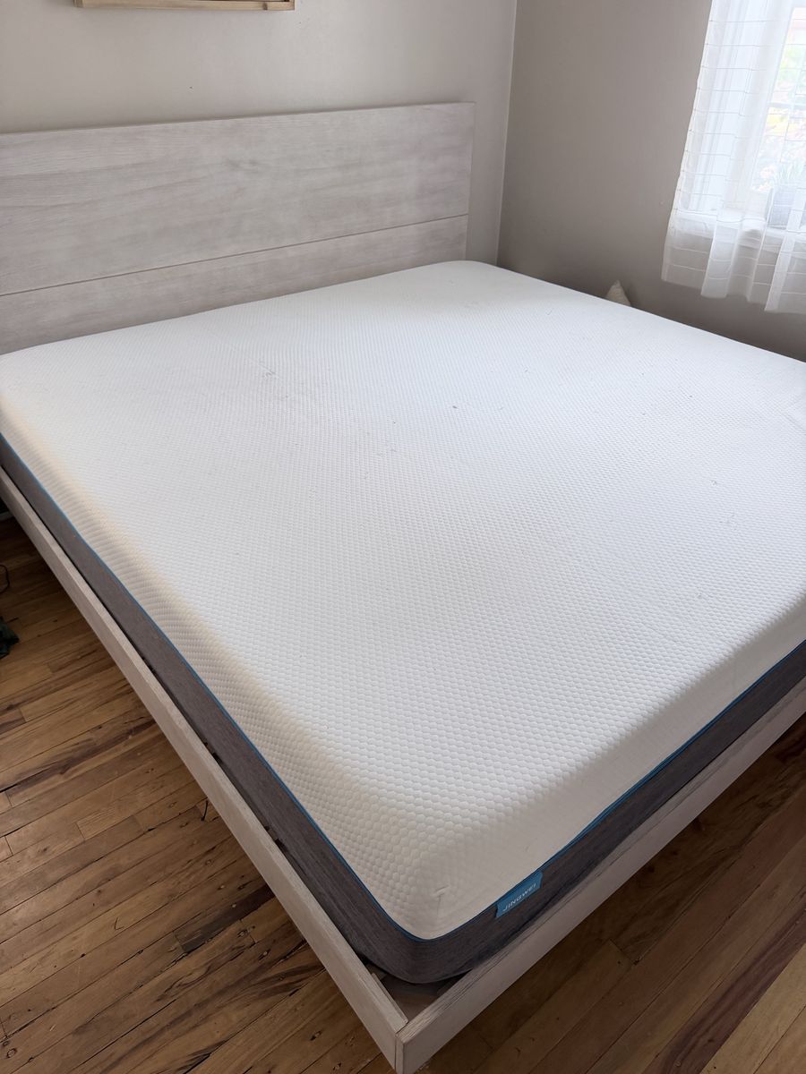 FREE King Size Memory Foam Mattress - White & Grey, Cooling, Medium Firm, Excellent Condition