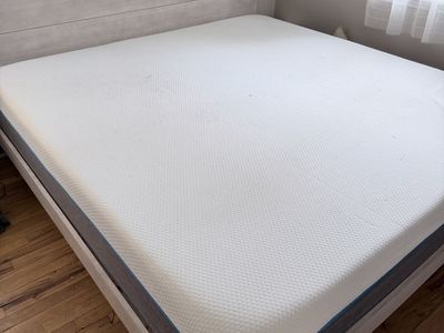 FREE King Size Memory Foam Mattress - White & Grey, Cooling, Medium Firm, Excellent Condition