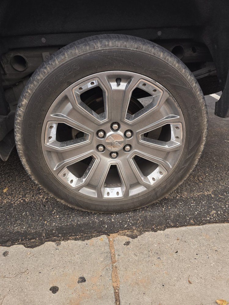 GMC Denali 22” Wheels &
Tires – 285/45R22