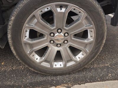 GMC Denali 22” Wheels &
Tires – 285/45R22