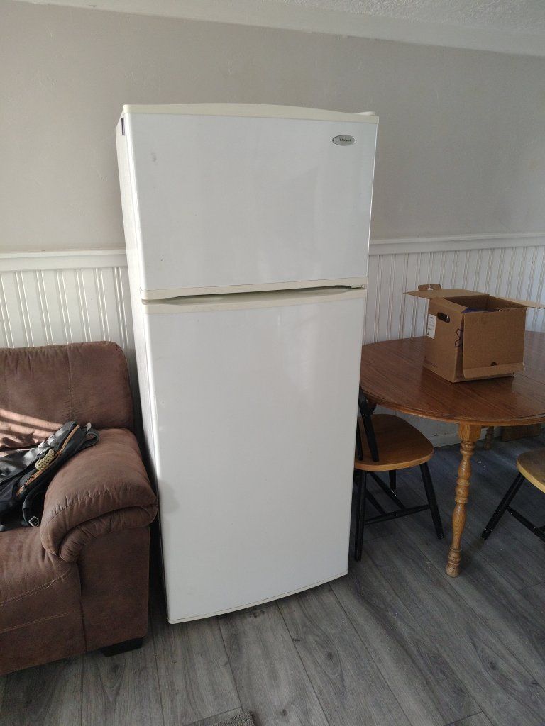 Whirlpool White Top Freezer Refrigerator - Excellent Condition, Ready for Your Home