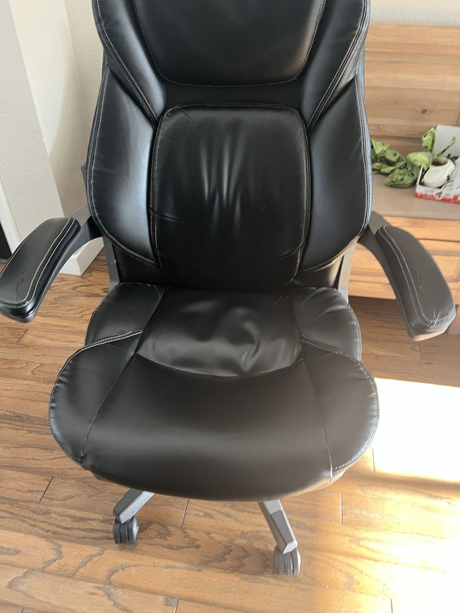 La-Z-Boy Black Leather Office Chair with Lumbar Support and Adjustable Arms - Ergonomic Design