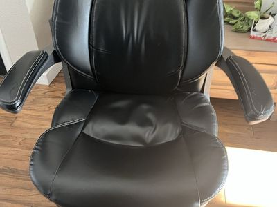 La-Z-Boy Black Leather Office Chair with Lumbar Support and Adjustable Arms - Ergonomic Design