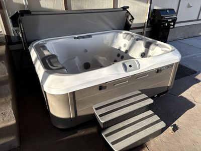 Bullfrog Spas X Series 2025 3-Person Hot Tub