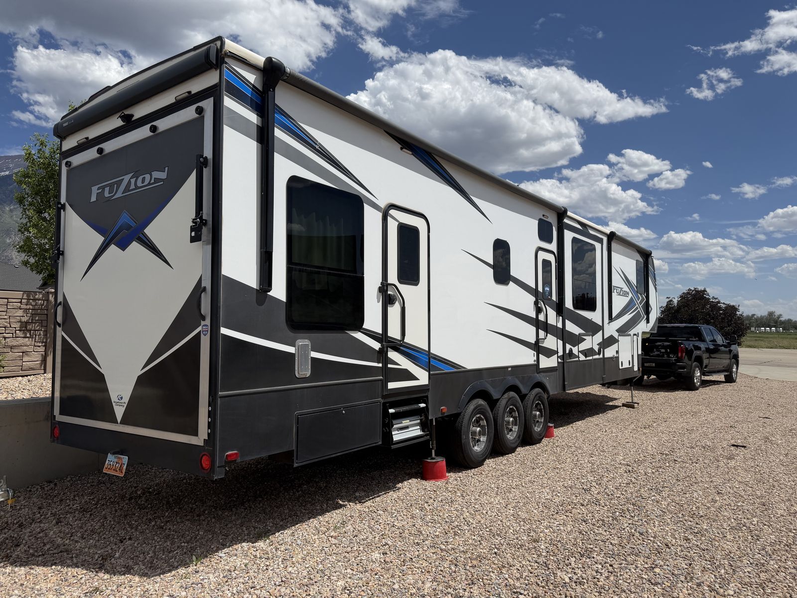 2021 Keystone Fuzion 429 Luxury Toy Hauler – Solar, MORryde Suspension, New Tires & Washer/Dryer