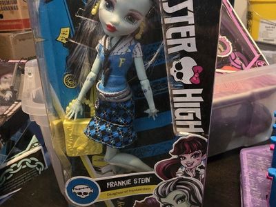Monster High Frankie Stein Daughter of Frankenstein Doll New in Box Collectible