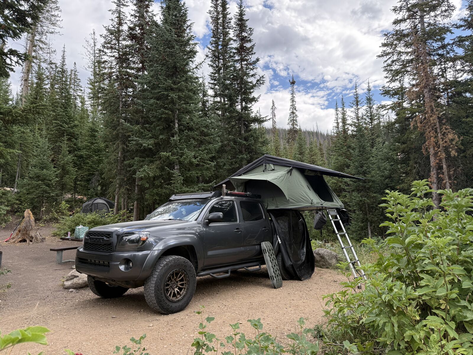 Thule Tepui Kukenam 3 Rooftop Tent + Cali Raised Bed Rack