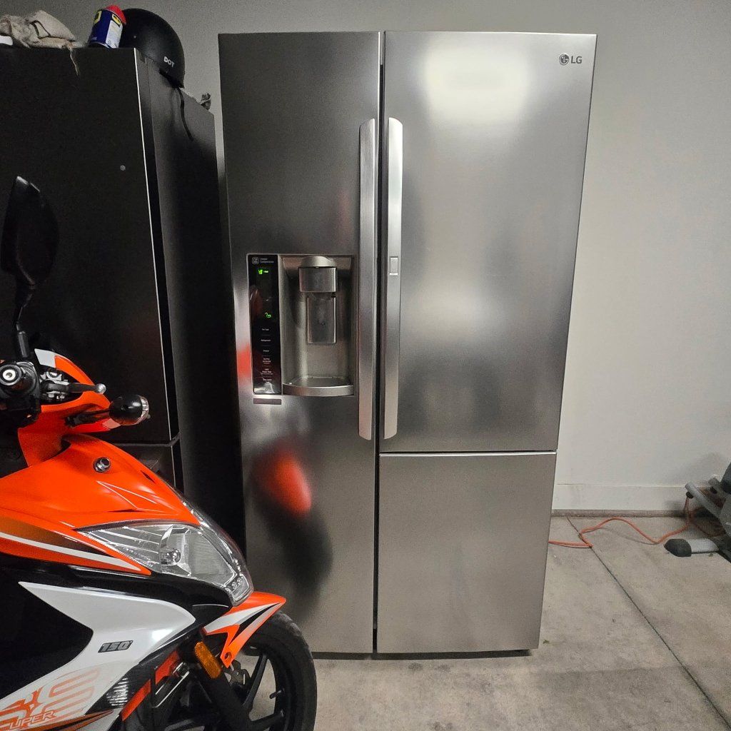 IMMACULATE LG SIDE BY SIDE DOOR IN DOOR STAINLESS STEEL REFRIGERATOR WITH WATER AND ICE DISPENSER EVERYTHING WORKS AND LOOKS AMA
