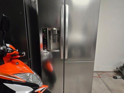 IMMACULATE LG SIDE BY SIDE DOOR IN DOOR STAINLESS STEEL REFRIGERATOR WITH WATER AND ICE DISPENSER EVERYTHING WORKS AND LOOKS AMA