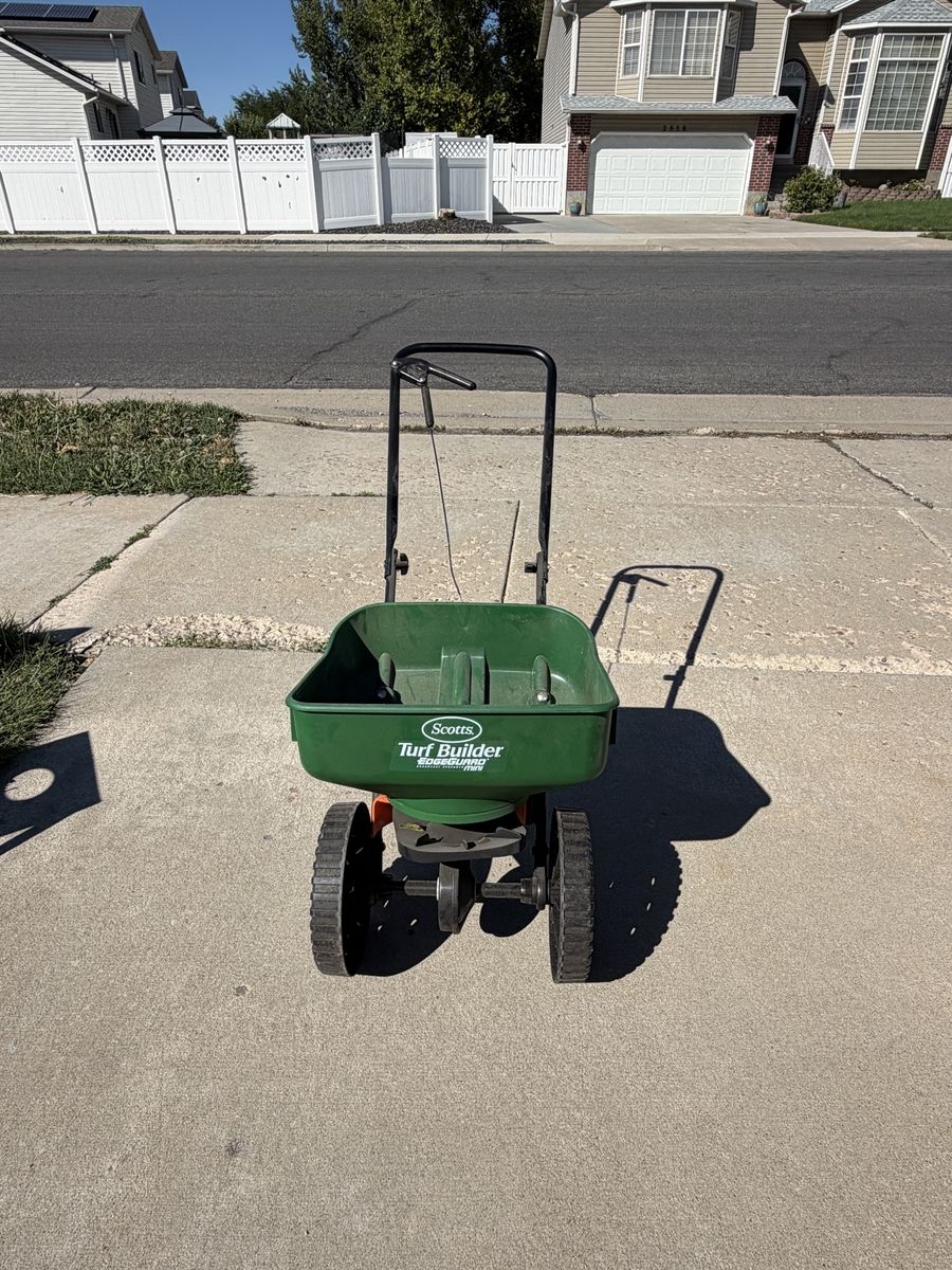 Scotts Turf Builder EdgeGuard Mini Broadcast Spreader