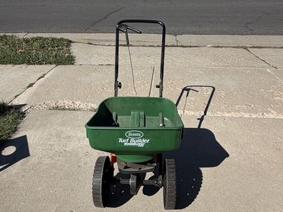 Scotts Turf Builder EdgeGuard Mini Broadcast Spreader