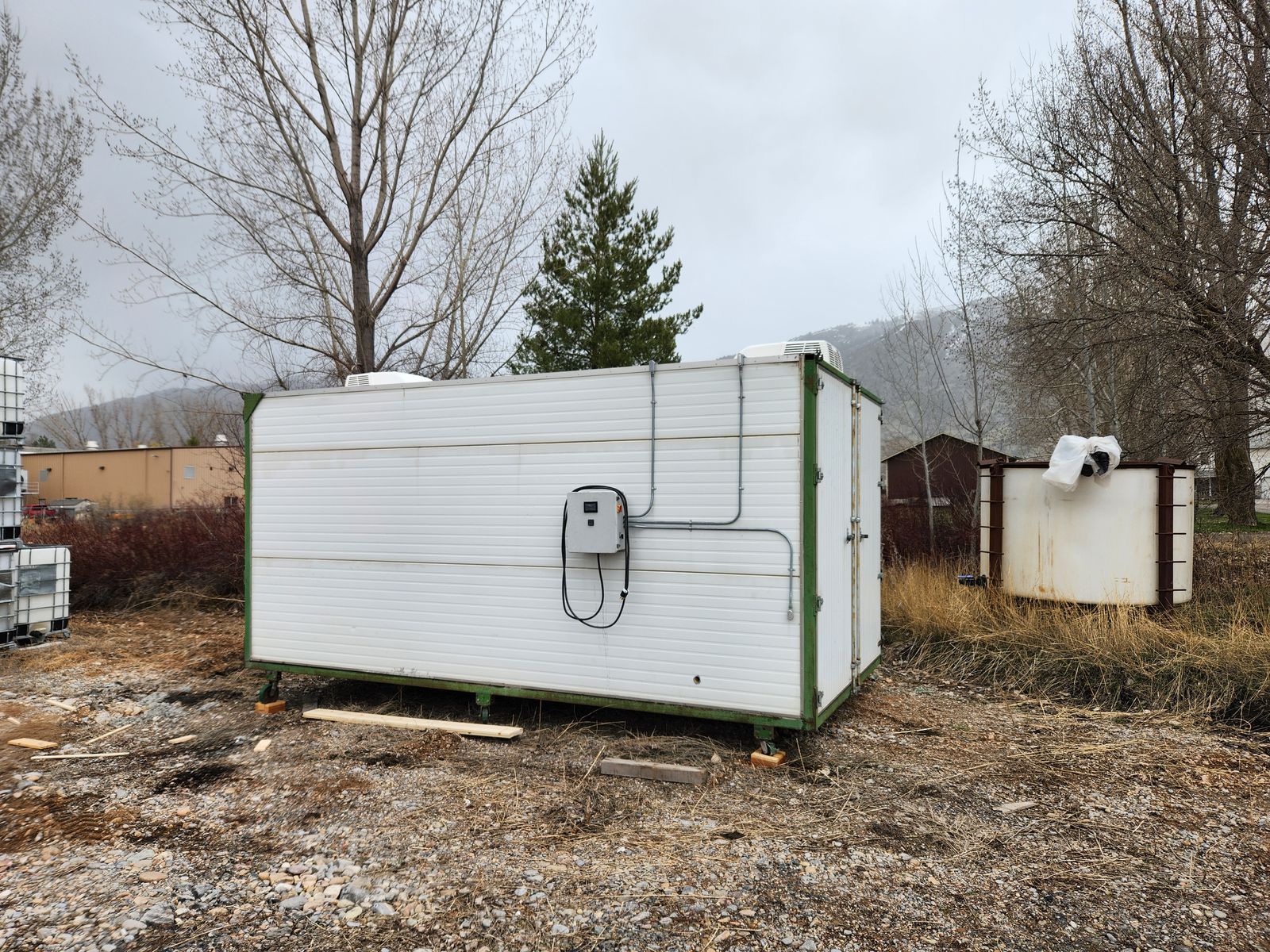 Self-contained large-scale fodder unit