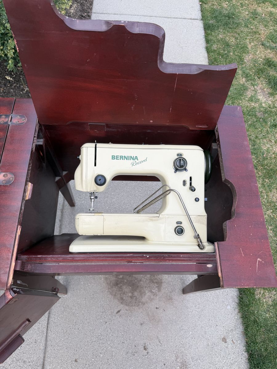 Bernina Record 530 Sewing Maching In Cabinent