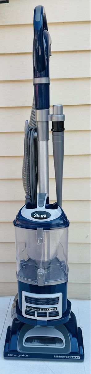 Shark Navigator Lift-Away Deluxe NV360 Vacuum