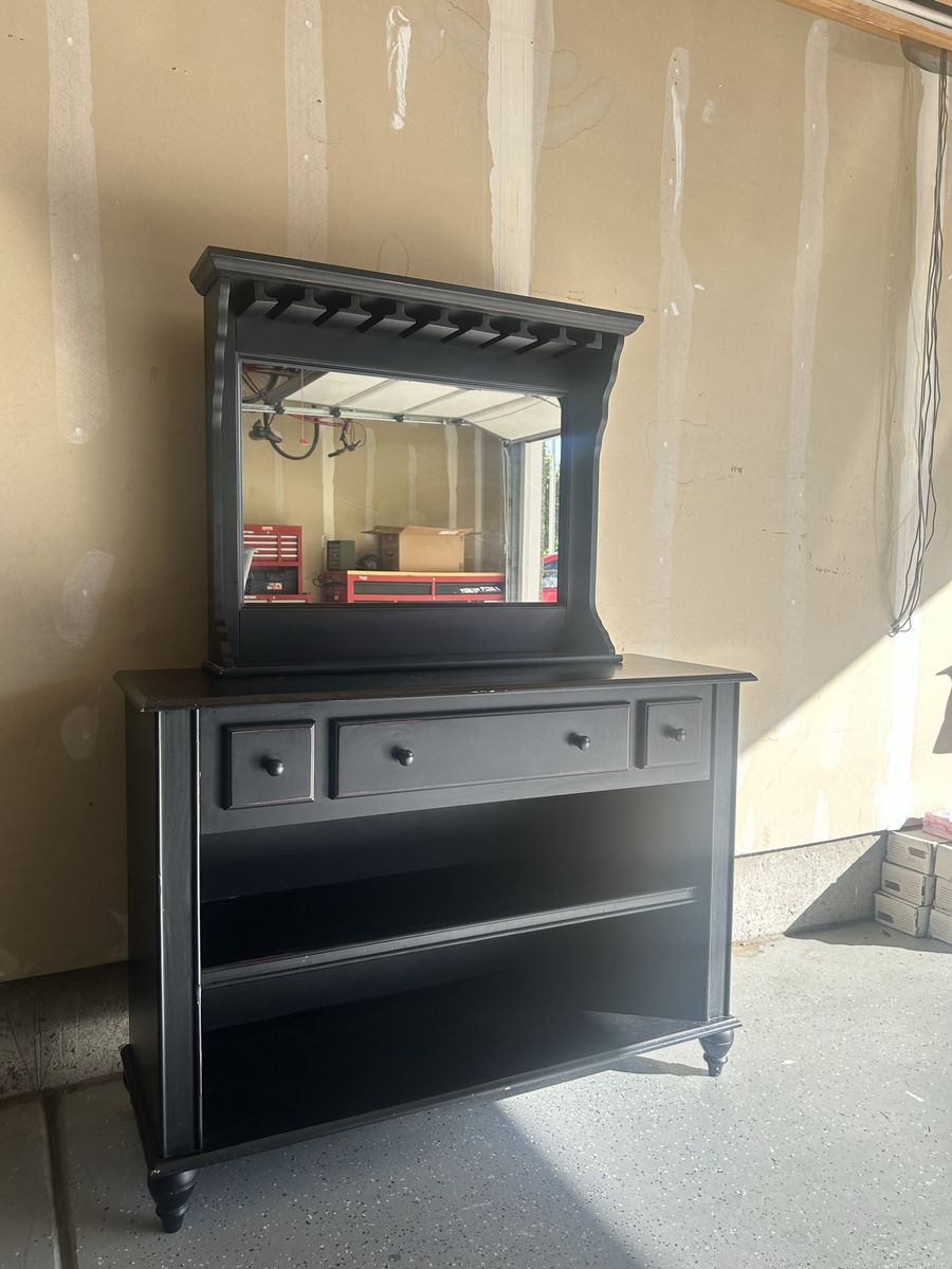 Hutch with mirror