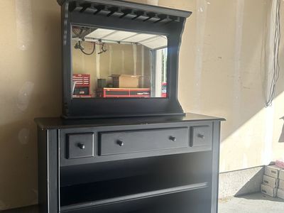 Hutch with mirror