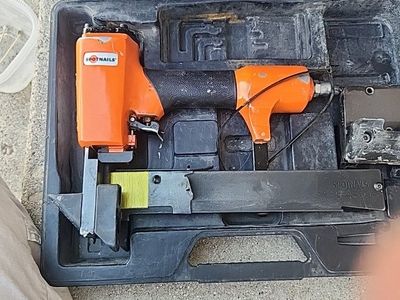 Spotnails 5/16" Crown Hardwood Flooring Stapler/Nailer w/ Case - Used Industrial Tool