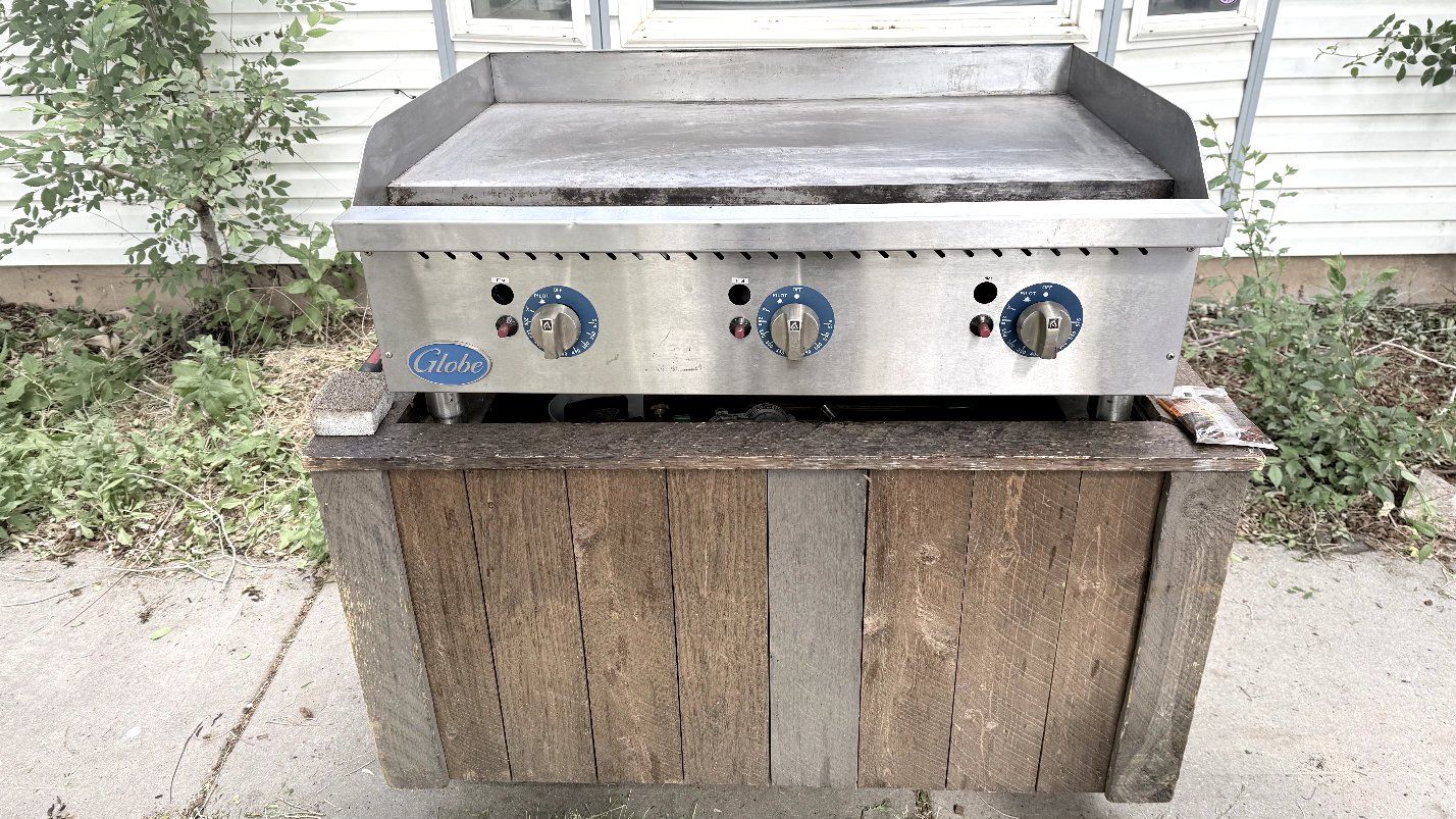 professional grill, with propane attachment Model GG36TG
